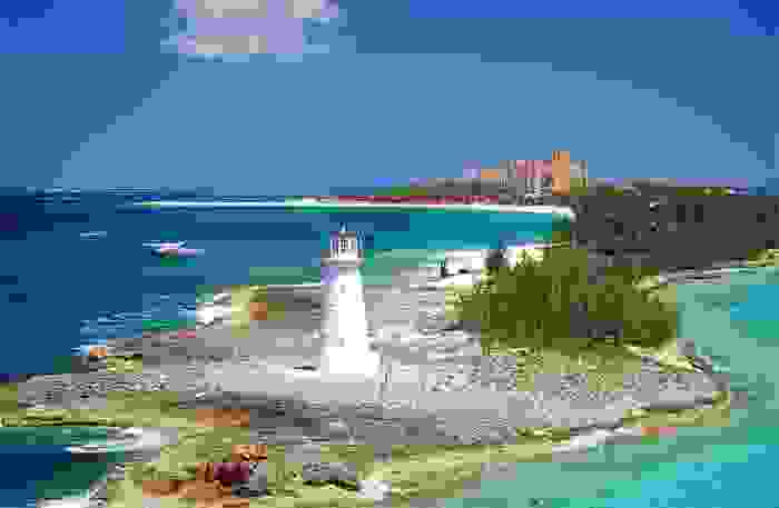 Faro de la la isla Paradise, con el famoso Hotel Atlantis al fondo