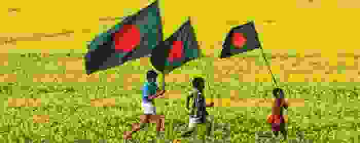 Niños bengalíes portando la bandera de su país