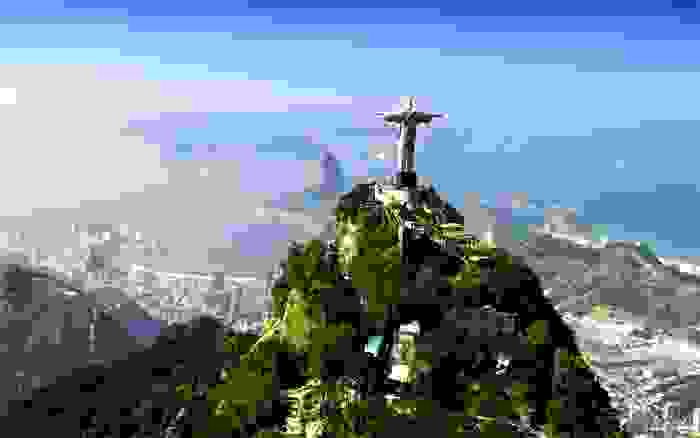 Vista de la estatua del Cristo Redentor sobre Río de Janeiro