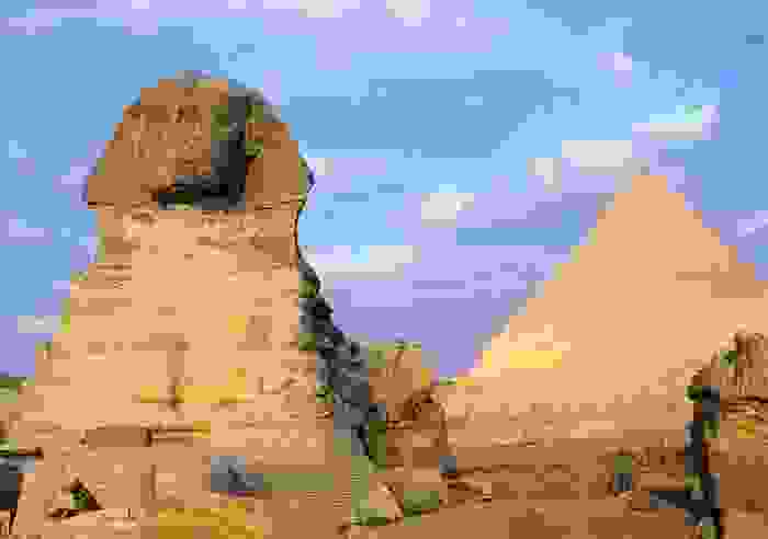 Gran Esfinge de Guiza, con la Pirámide de Keops al fondo